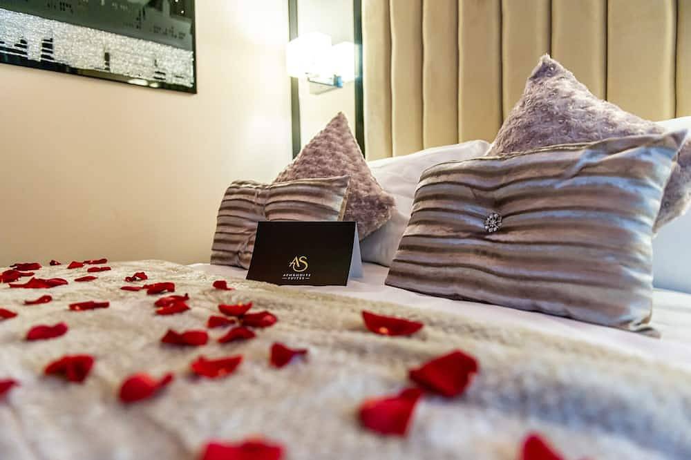 Entire apartment, Aphrodite suites  The Royal Spa Suite Jet Spa Bath in Bradford, West Yorkshire