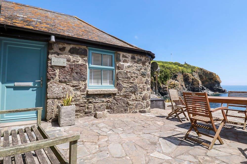 Beach Cottage, romantic, luxury holiday cottage in Cadgwith in Kynance Cove, Cadgwith