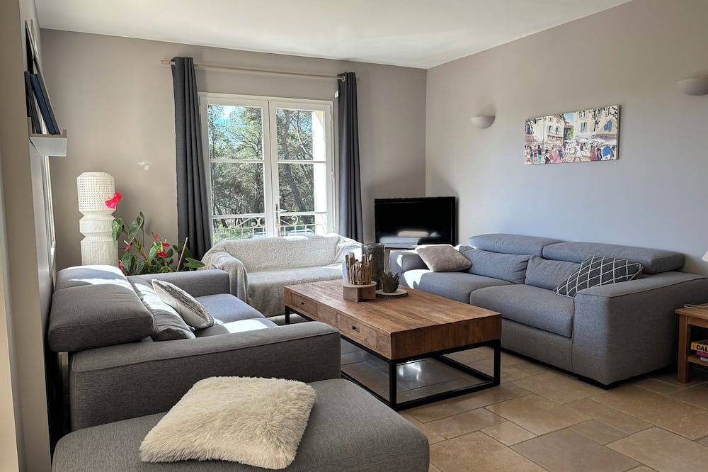 Beautiful Provencal house with magnificent view of pool and garden in Rognes, Region de Aix-en-Provence