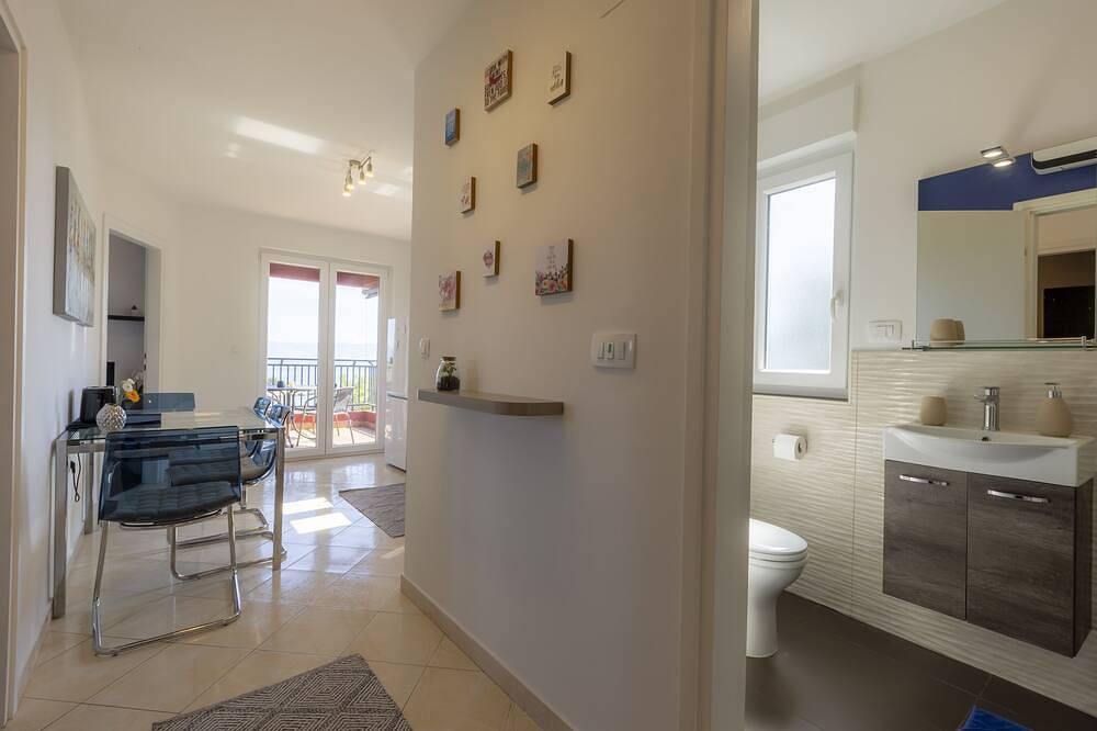 Geheel appartement, Apartment mit Wunderschönem Meerblick nur 5 Minuten vom Strand Entfernt in Raša, Oostkust Istrië