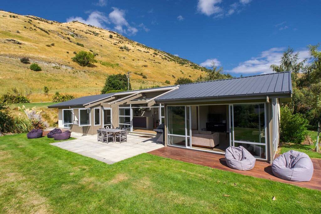 Ruhiger Rückzug | Blick auf die Berge | Weitläufiger Hinterhof | Spa-Verleih zur Verfügung in Queenstown, Otago