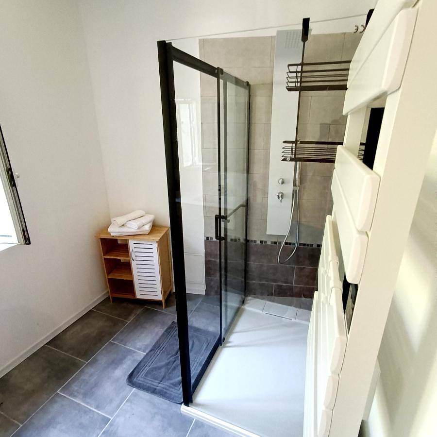 Appartement entier, One-Bedroom Apartment in Le Collet-de-Dèze, Parc national des Cévennes