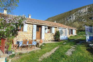Gîte pour 5 personnes, avec terrasse et jardin, animaux acceptés à Rougon