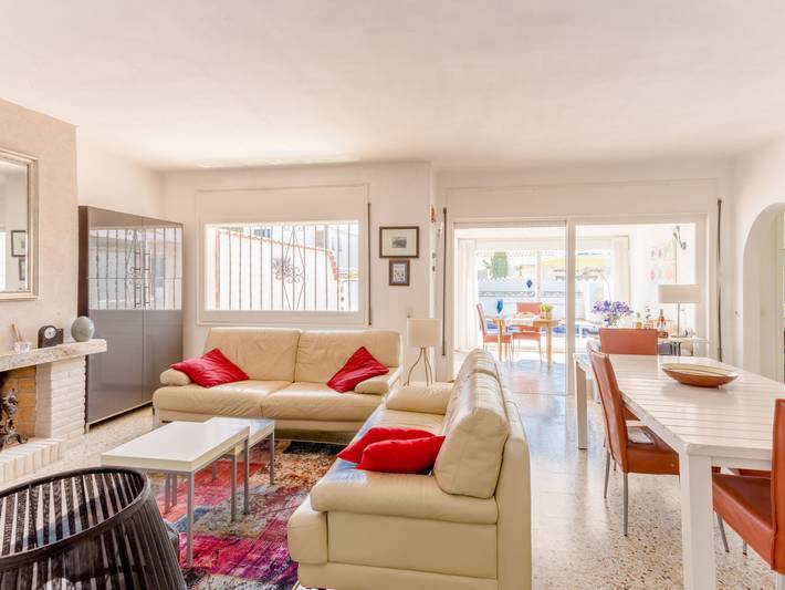 Location de vacances pour 4 personnes, avec terrasse ainsi que piscine et jardin à Empuriabrava - 3