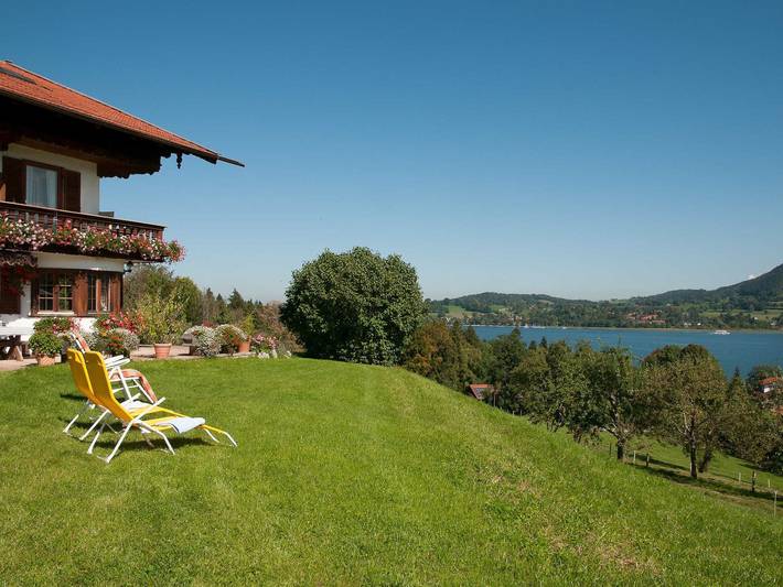 Bauernhaus für 4 Personen, mit Garten und Ausblick sowie Seeblick und Balkon, kinderfreundlich in Bad Wiessee