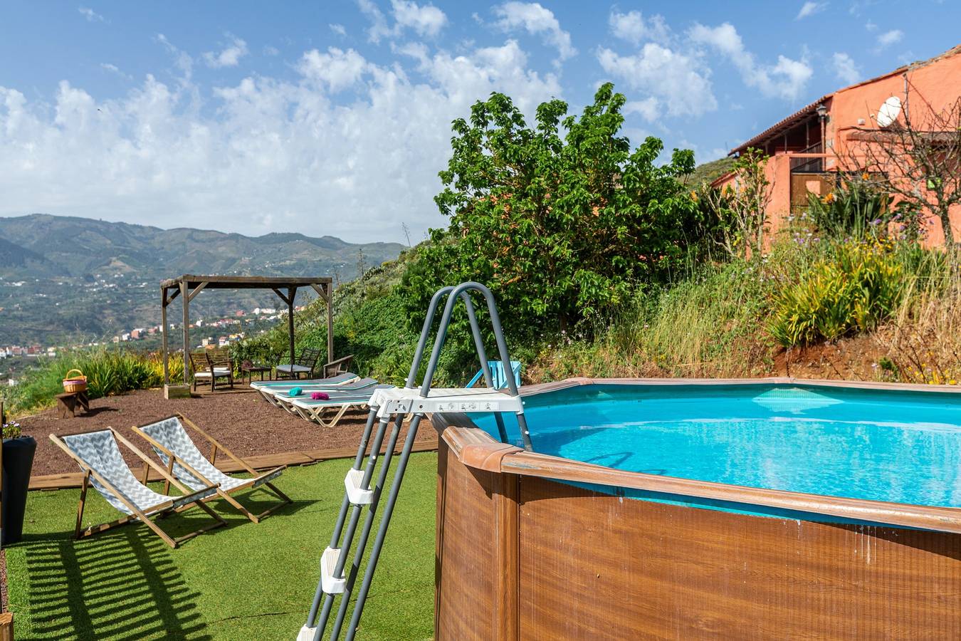 "Casa Rural La Caldera" con vistas a la montaña, piscina, jardín y Wi-Fi in Espartero, Teror