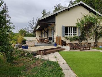 Gîte pour 9 personnes, avec vue sur le lac et piscine ainsi que terrasse et jardin à Créancey (Côte-d'Or)