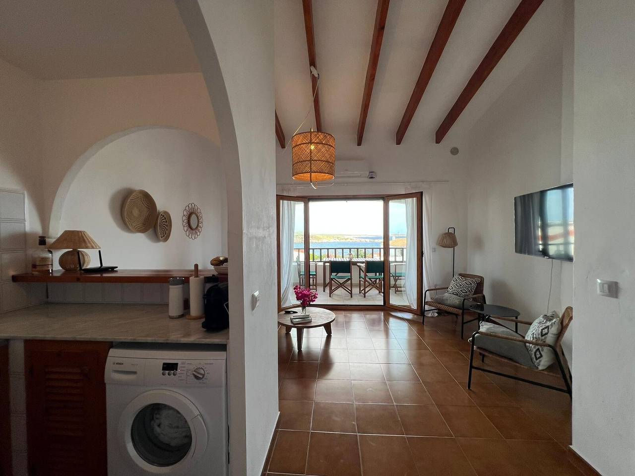Apartamento entero, Apartamento 'Natalia' con vistas al mar, piscina comunitaria y aire acondicionado in Arenal d'en Castell, Es Mercadal