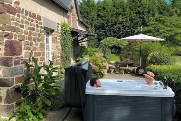 Gîte pour 6 personnes, avec terrasse ainsi que jacuzzi et jardin à Hudimesnil