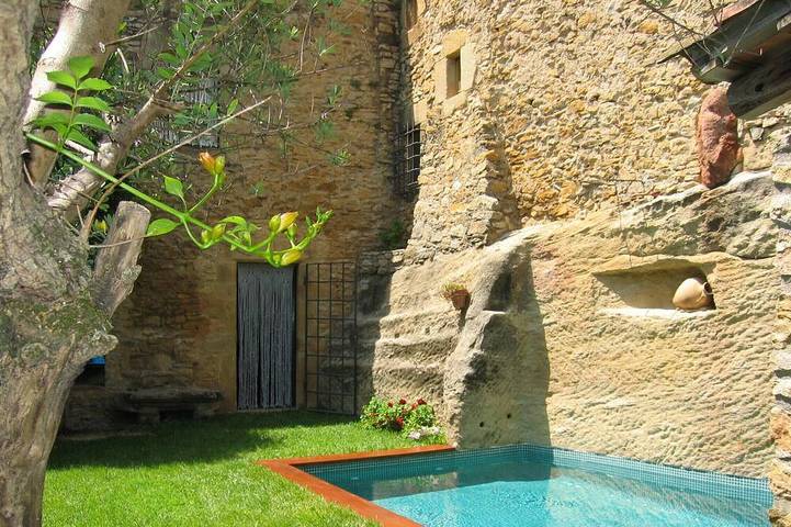 Ferienhaus für 10 Personen, mit Balkon und Garten in Peratallada
