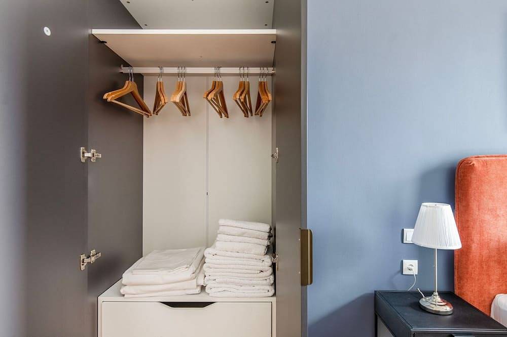 Ganze Wohnung, Sunny Innere Stadt 1Br in Refreshed Building w/ Elevator, by Blueground in Wien Innenstadt, Wien