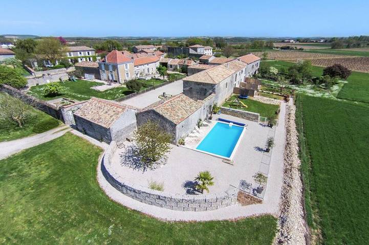 Gîte pour 5 personnes, avec Balcon ainsi que Jardin et Piscine à Échallat