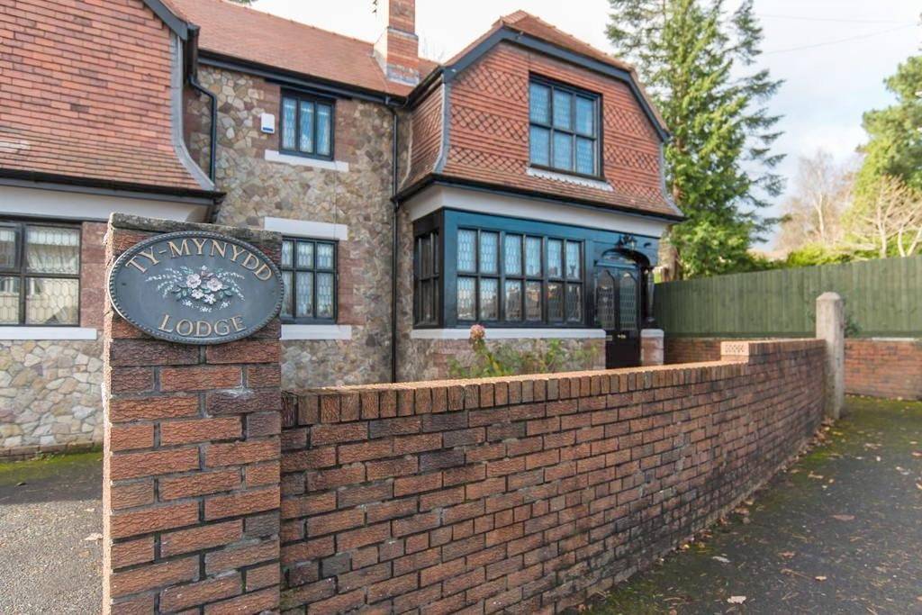 Ty Mynydd Lodge Holiday Home in Cardiff, Cardiff region