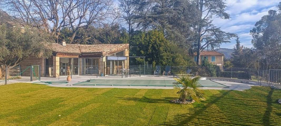 Location de vacances pour 6 personnes, avec piscine ainsi que vue et jardin, animaux acceptés à Aubenas - 4