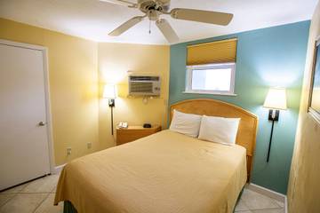 Vacation Rental for 6 Guests in Daytona Beach Shores, Florida, Picture 3