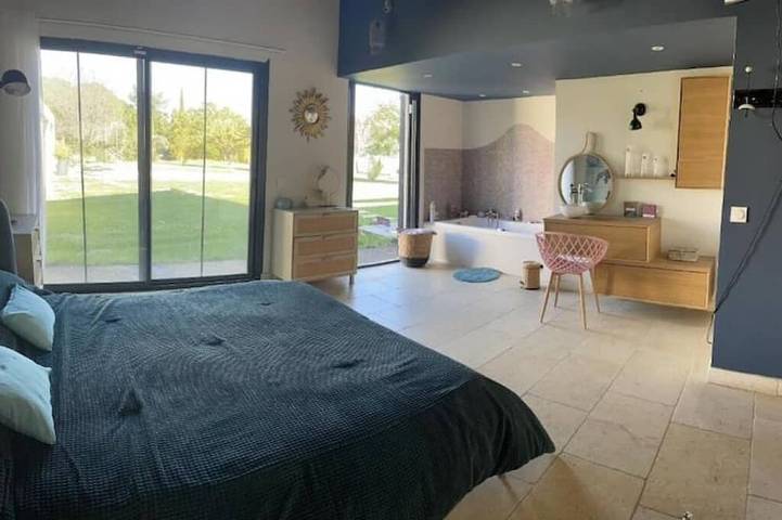 Évasion Provençale : Villa avec Piscine et Pool House au Cœur du Luberon in La Tour-d'Aigues, Parc naturel régional du Luberon