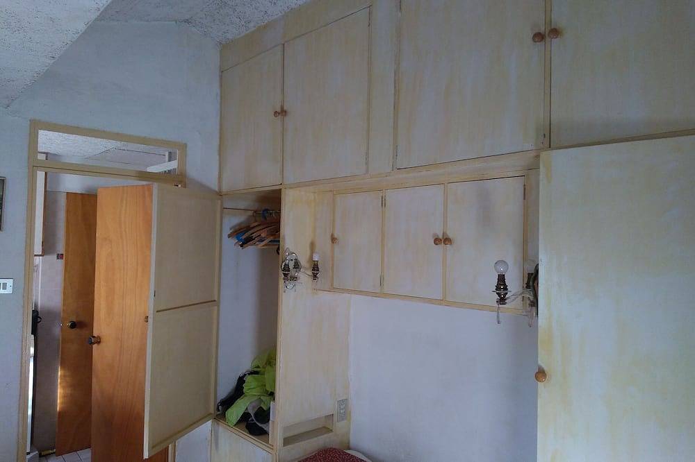 Freistehendes Ferienhaus in einem Olivenhain mit wunderschönem Meerblick in Dolceacqua, Ligurische Alpen