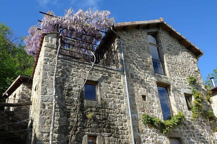 Location de vacances pour 10 personnes, avec jardin et balcon à Gluiras
