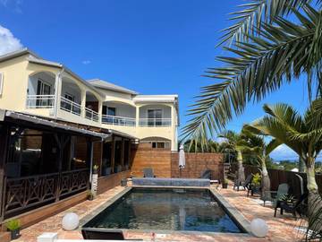 Gîte pour 2 personnes, avec jacuzzi ainsi que piscine et jardin dans Trois Mares