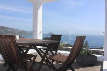 Gîte pour 4 personnes, avec terrasse ainsi que vue et piscine dans Capelo