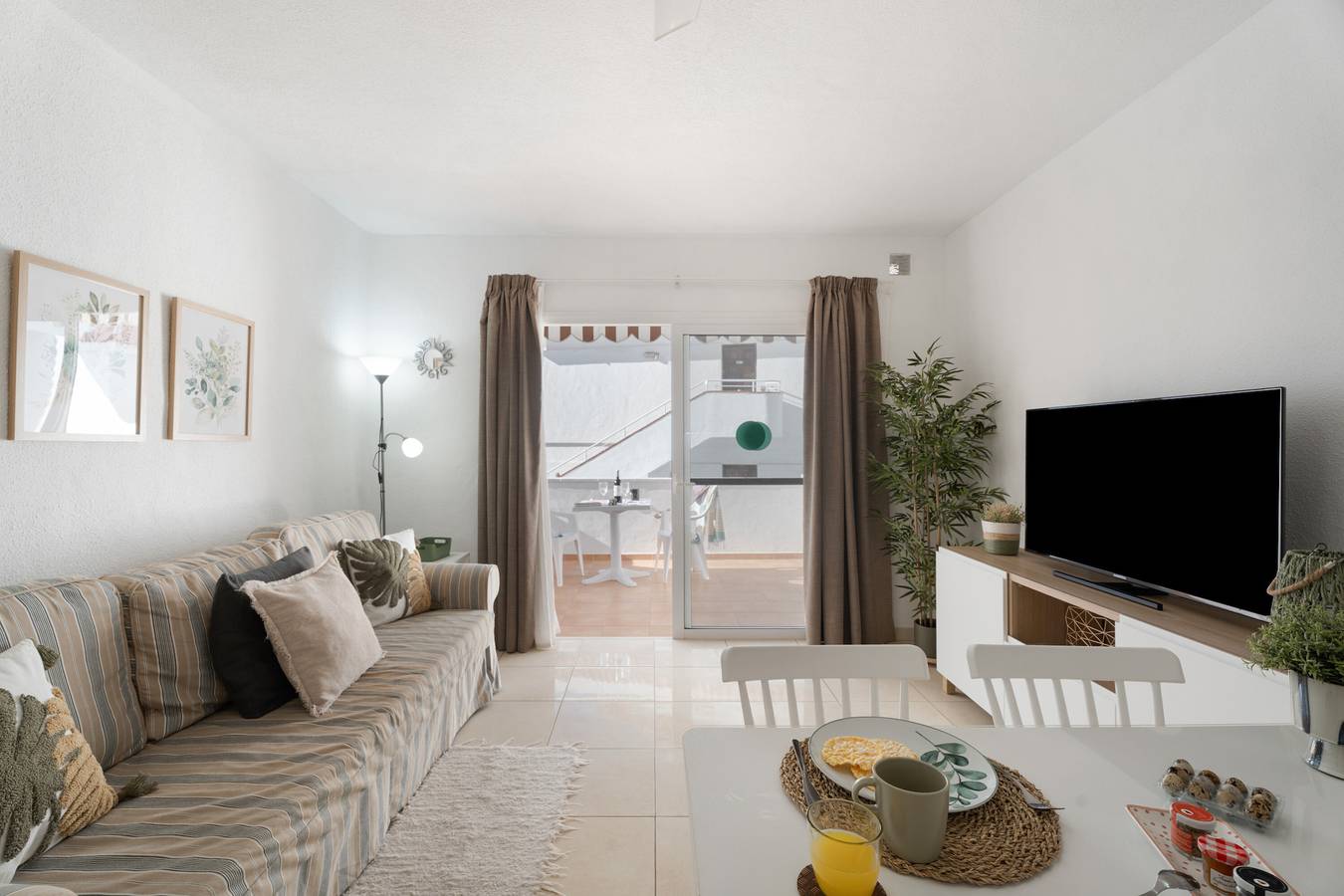 Entire apartment, Vacation 'Serene Terrace and Pool' with Shared Pool, Private Terrace and Wi-Fi in Playa de las Américas, Arona