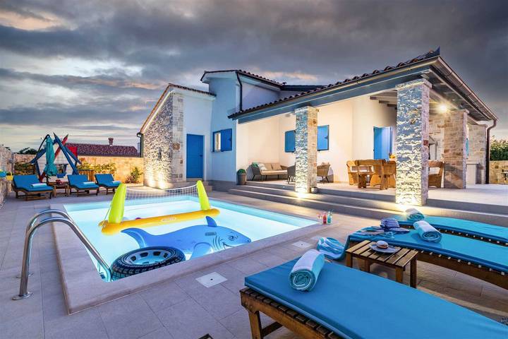 Ferienwohnung für 8 Personen, mit Garten und Pool in Jursici