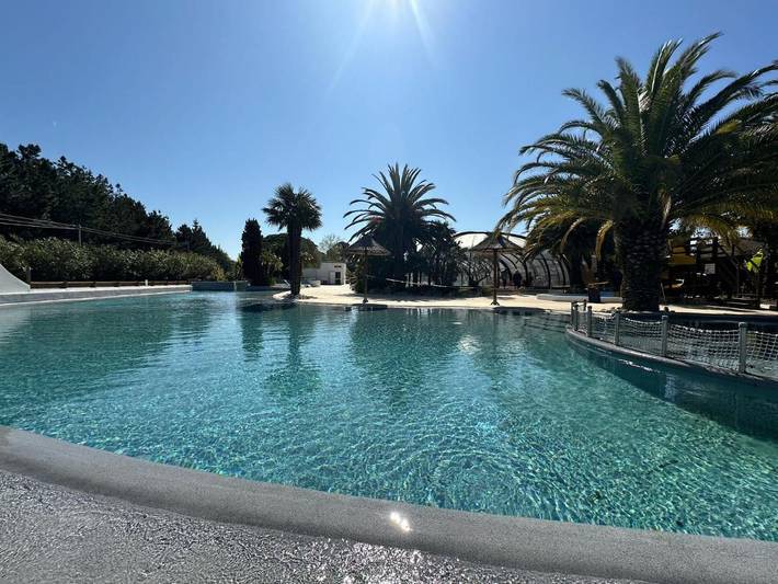 Camping pour 6 personnes, avec terrasse ainsi que piscine et jacuzzi, animaux acceptés