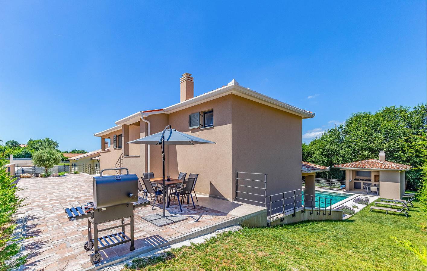 Spacieux appartement de 150 m² avec Wi-Fi, climatisation, terrasse et parking, à proximité des restaurants in Vinez, Labin-Rabac