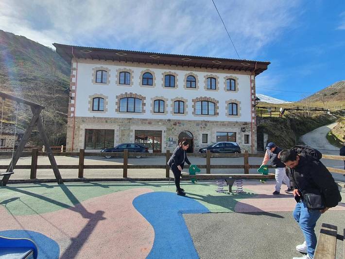 Hotel para 2 personas, con jacuzzi y terraza en Tudanca