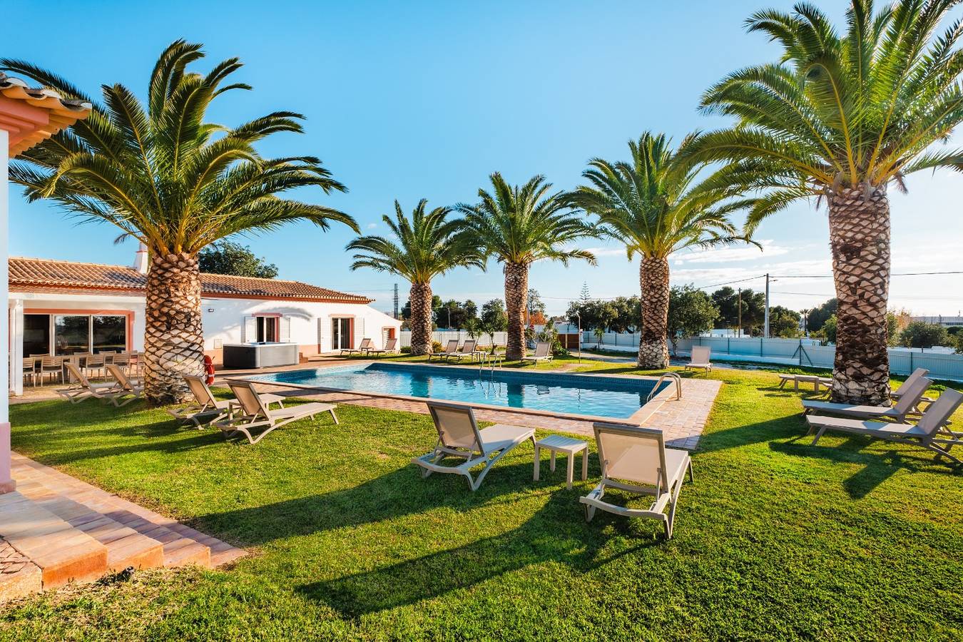 Villa 'Las Rosas' with Private Pool, Wi-Fi and Air Conditioning in Albufeira, Faro District