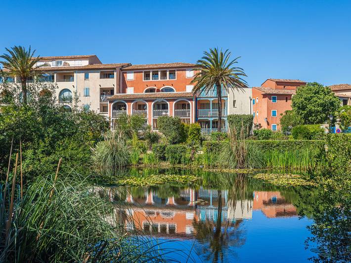 Gîte pour 6 personnes, avec bassin pour enfant et vue sur le lac ainsi que terrasse et jardin, animaux acceptés dans La Coudoulière - 2