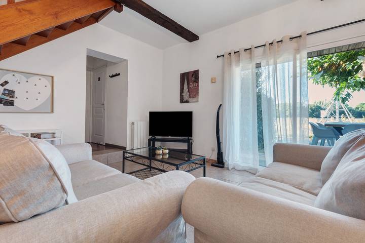 Holiday Home "Domaine Logis Gascogne, Gîte 1": Mountain View, Pool, and Wi-Fi Included in Saint-Justin (Gers), Gers