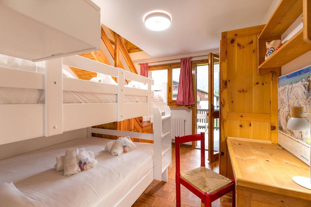 Appartement entier, Chez Umbus, centrale e immerso nel verde, grande terrazzo in Champoluc, Ayas
