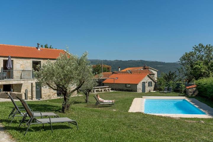 Gîte pour 2 personnes, avec piscine ainsi que vue et jardin dans Tondela - 4