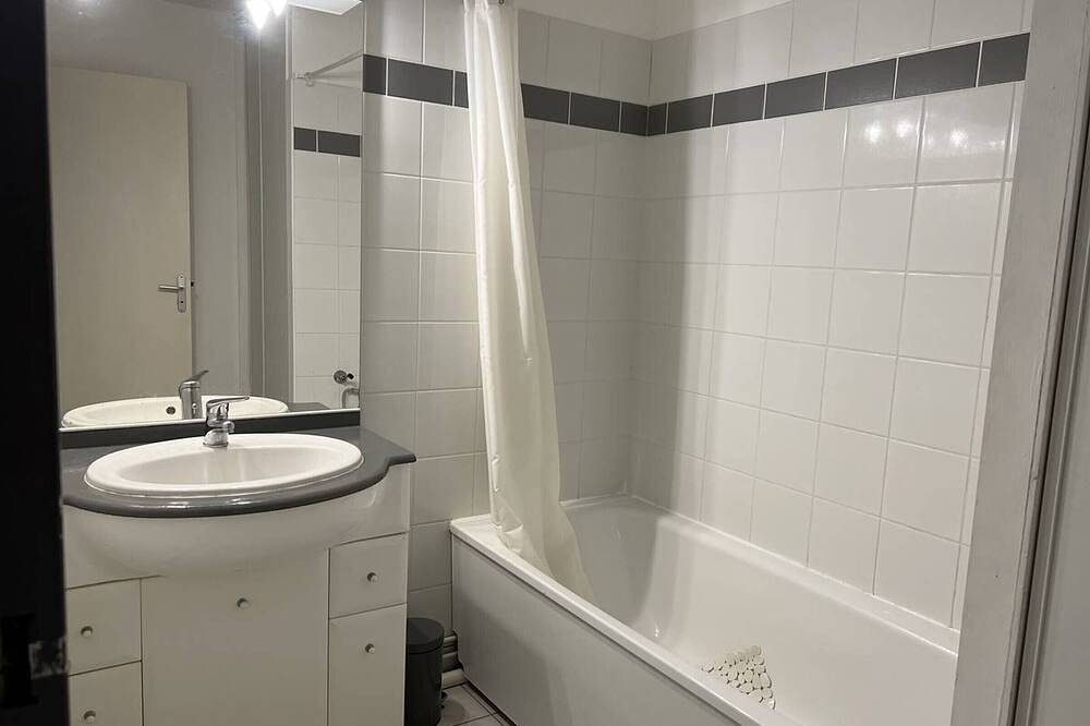 Entire apartment, Cozy 1-Bedroom Apartment with Terrace, Parking, Near Thermal Baths – Sleeps 3 in Cambo-les-Bains, Bayonne region