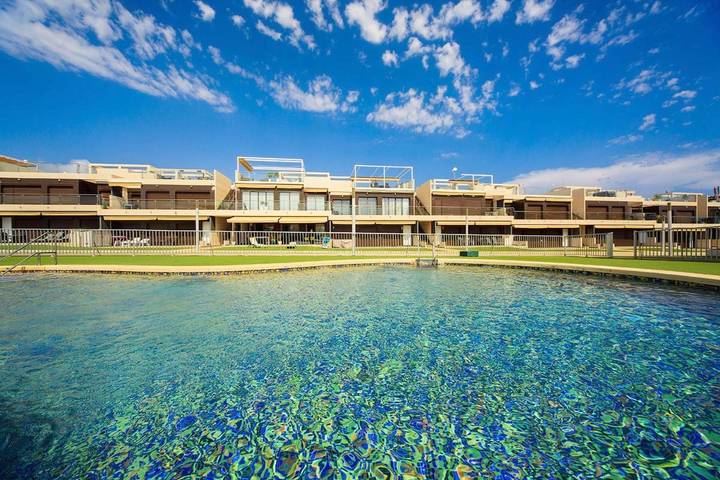 Apartamento para 4 personas, con Balcón y Terraza además de Piscina para niños y Piscina en Torre de la Horadada