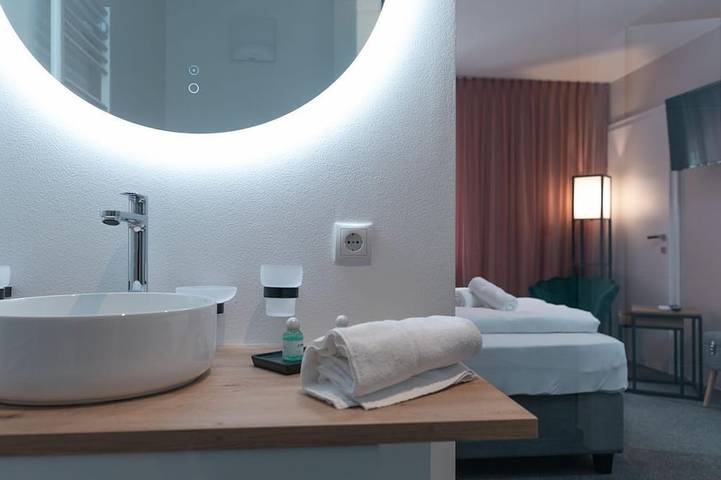 Deluxe Suite für 4 Personen - Kunsthotel Kirchenwirt Stubenberg in Gemeinde Stubenberg, Steirerland