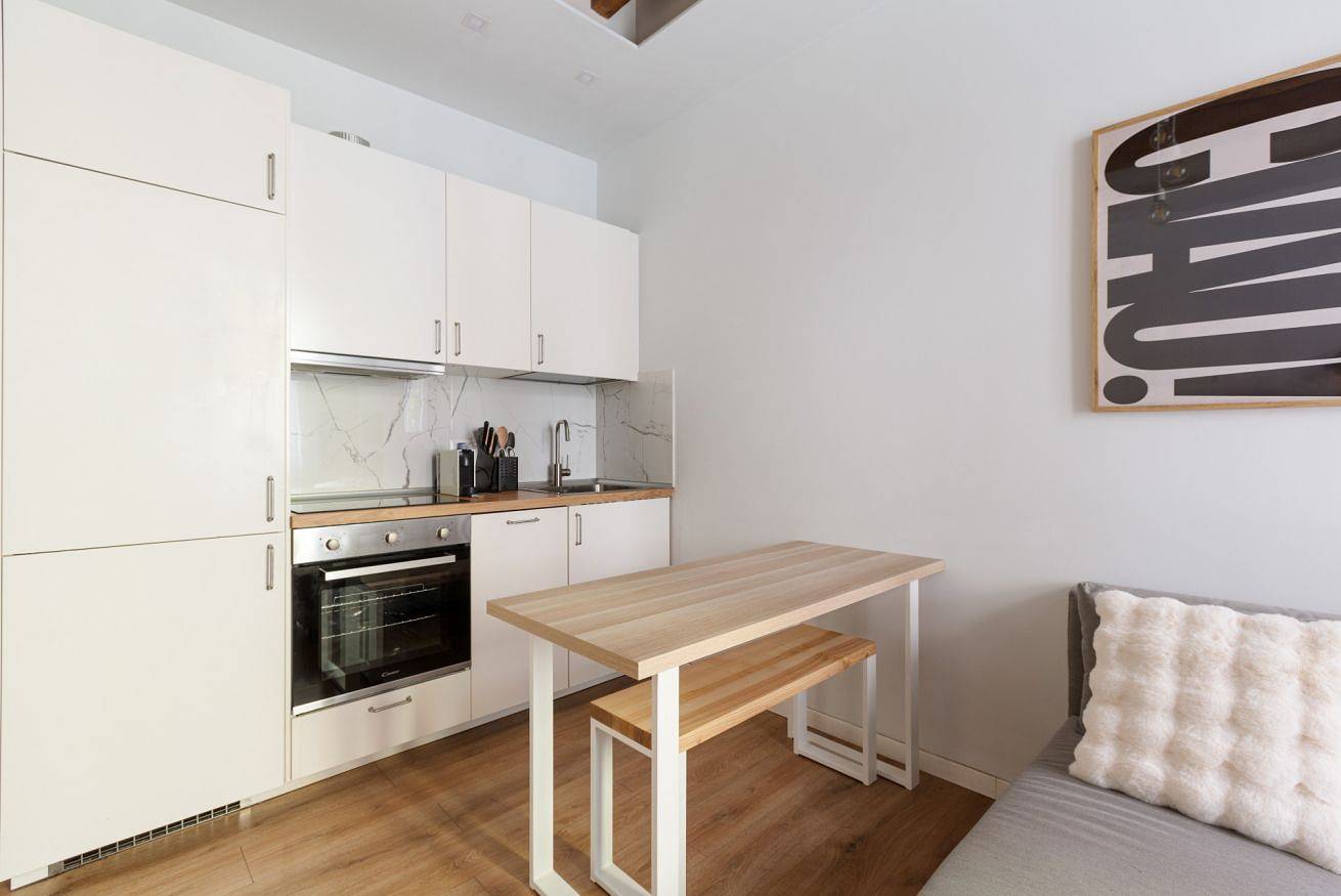 Entire apartment, Bright Apartment 450m from "Pasteur" M1 in Milan, Milan Province