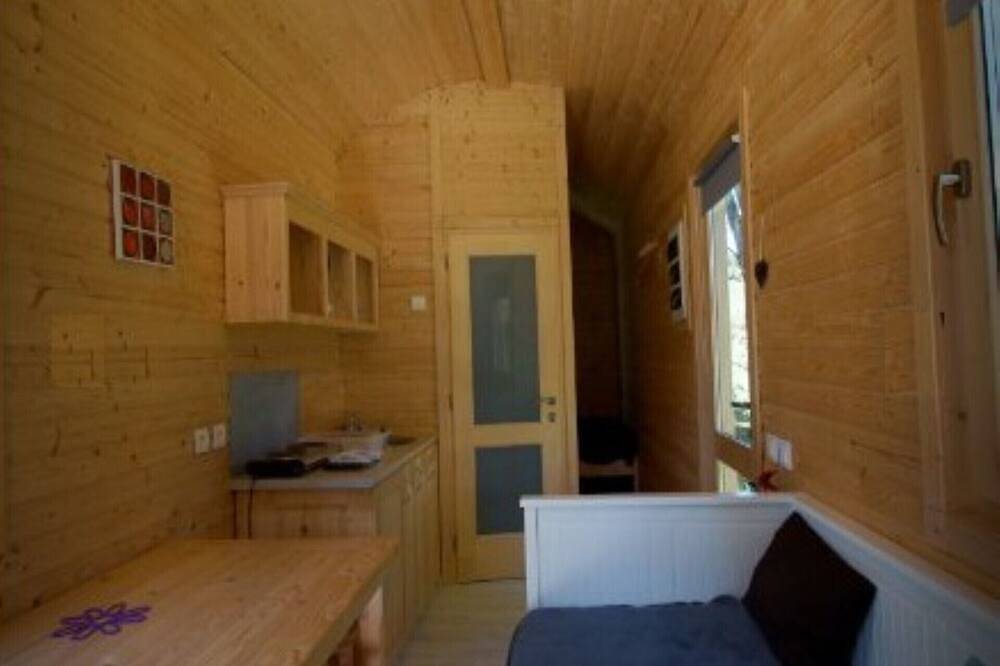 Gîtes insolites au coeur de la nature la Roulotte in Champvert, Nièvre