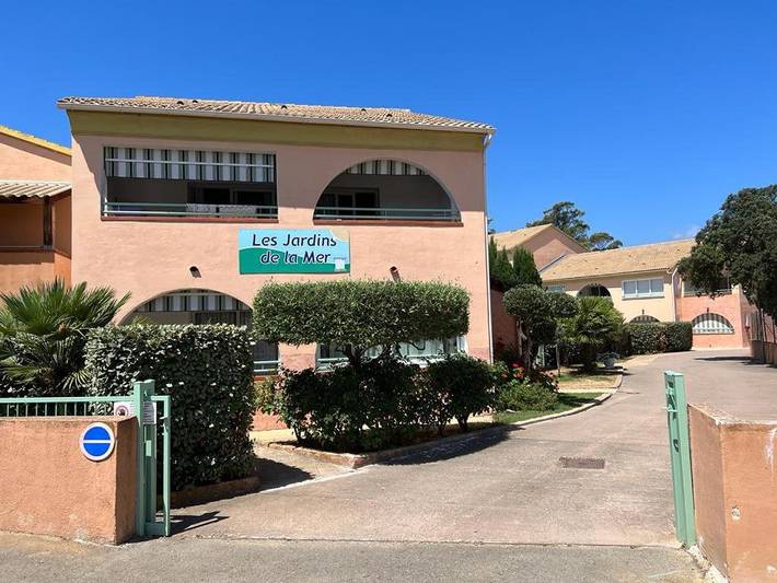 Appart’hôtel pour 4 personnes, avec vue et bassin pour enfant ainsi que terrasse et piscine, animaux acceptés