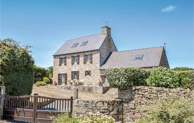 Gîte pour 8 personnes, avec piscine ainsi que jardin et terrasse à Pleudaniel