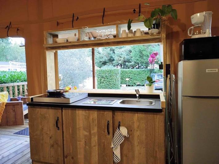 Tente pour 5 personnes, avec jacuzzi, animaux acceptés dans les Bouches-du-Rhône - 4