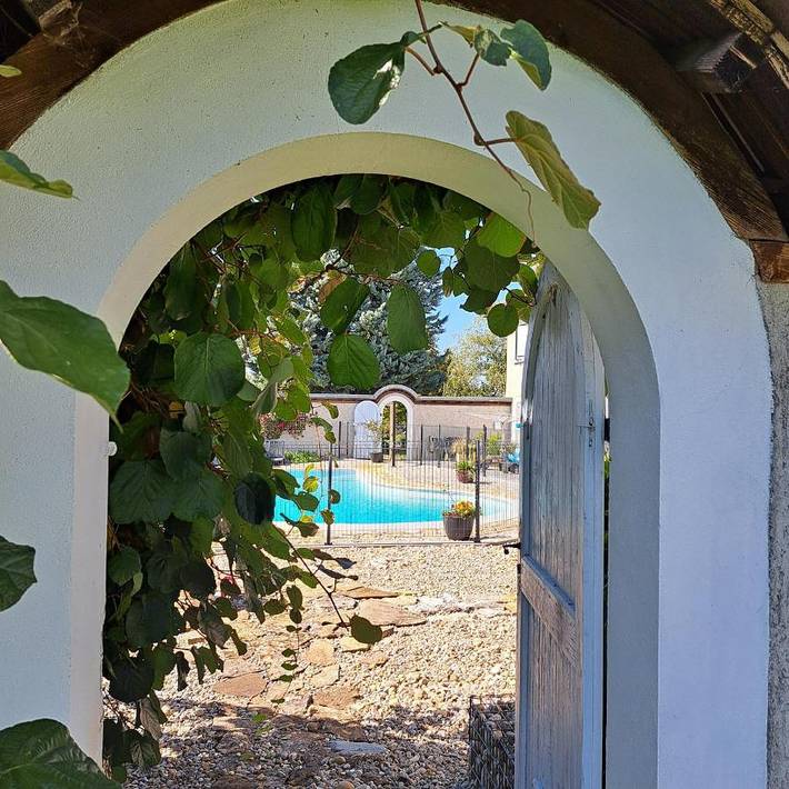 Gîte pour 2 personnes, avec terrasse et piscine ainsi que vue et jardin à Charancieu - 3