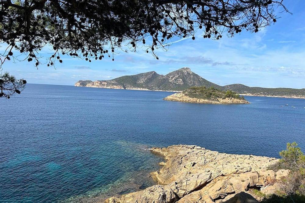 Ganze Wohnung, Bright apartment with terrace & sea view in Sant Elm, Andratx