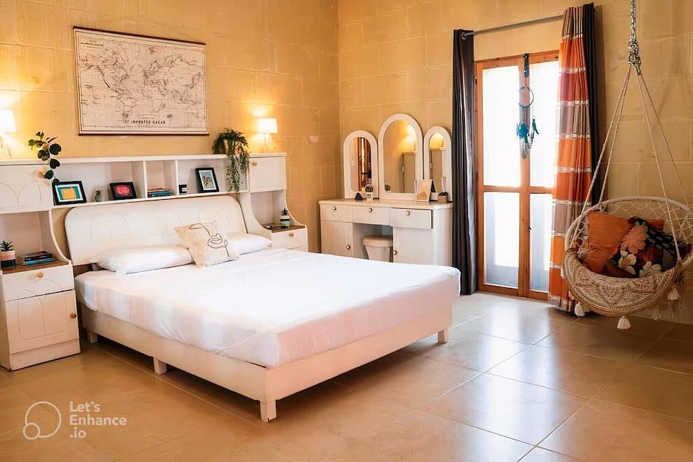 Secluded farmhouse located in an alley which leads to fields very quiet location in San Lawrenz, Gozo