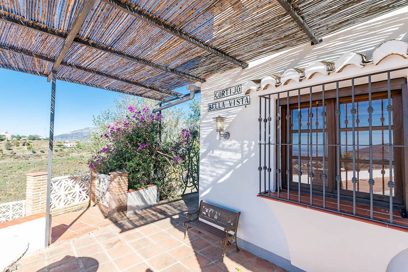 Villa Cortijo Bellavista mit Bergblick, Pool, Wlan, Garten & Terrasse in Cómpeta, Costa del Sol