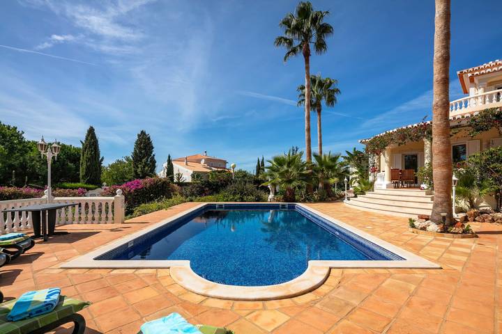 Villa West | Prestige 3 Bedroom Villa | Distant Sea Views | Perfect for Families in Carvoeiro, Lagoa e Carvoeiro