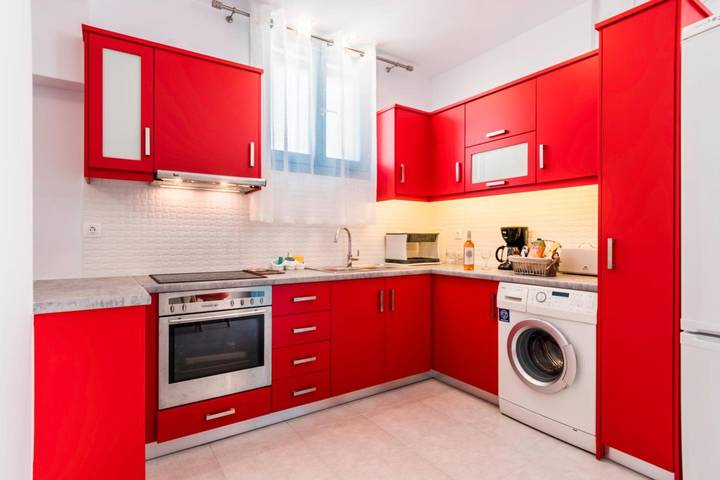 Apartamento entero, Apartamento 'Económico Semisótano 1' con Terraza Privada, Wi-Fi y aire acondicionado. in Perissa, Santorini