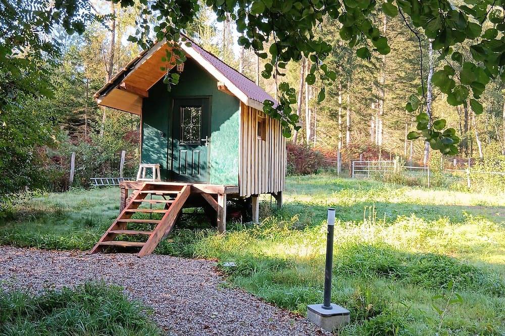La roulotte et sa petite maison attenante, dans un environnement forestier. in Wimmenau, Région de Saverne
