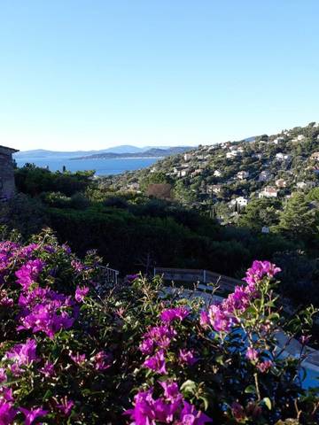 Gîte pour 3 personnes, avec jardin ainsi que piscine et vue, animaux acceptés dans Les Issambres